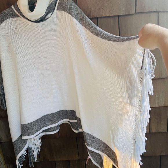 La Vie En Rose Colour Block White Grey Knitted Turtleneck Poncho One Size - Picture 4 of 14